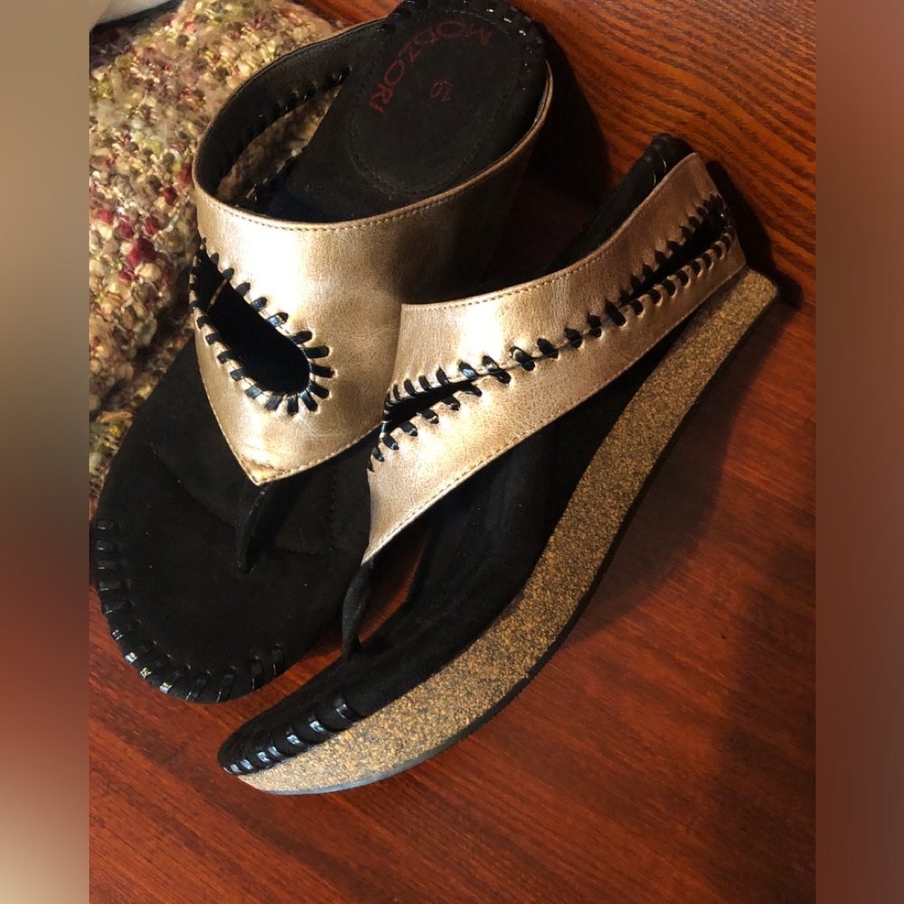 Comfort Slip-On Thong Sandals - Black with Metallic Accents
Reversible Modzori